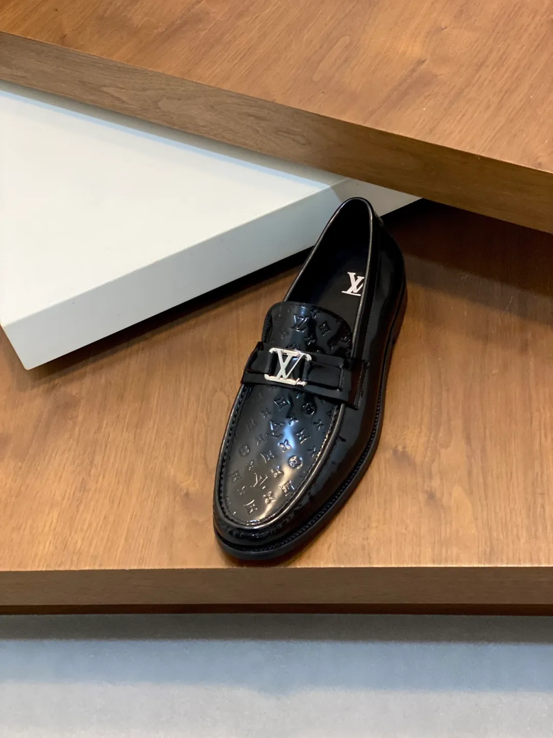 💰920 LV GLOVE slip-on loafers, top quality products produced in Guangzhou, ready for sale! These LV Glove loafers are made of selected soft crystal sheep leather. The leather surface has a slightly wrinkled texture and a very high-end texture. Each pair is unique. The leather surface is light and soft, with a delicate texture and good luster. It is a classic loafer style, with exquisite handmade mark stitching on the toe, and a square toe configuration to highlight the classic style. The horizontal band has hot-printed LV three-dimensional letters, semi-solid handcrafts and a genuine leather outsole, and a rubber patch on the heel to create wear-resistant performance and comfort. One of the must-have loafers for men! Comes with full original packaging! Code number: 39-40-41-42-43-44 (45 customized) standard leather shoe code